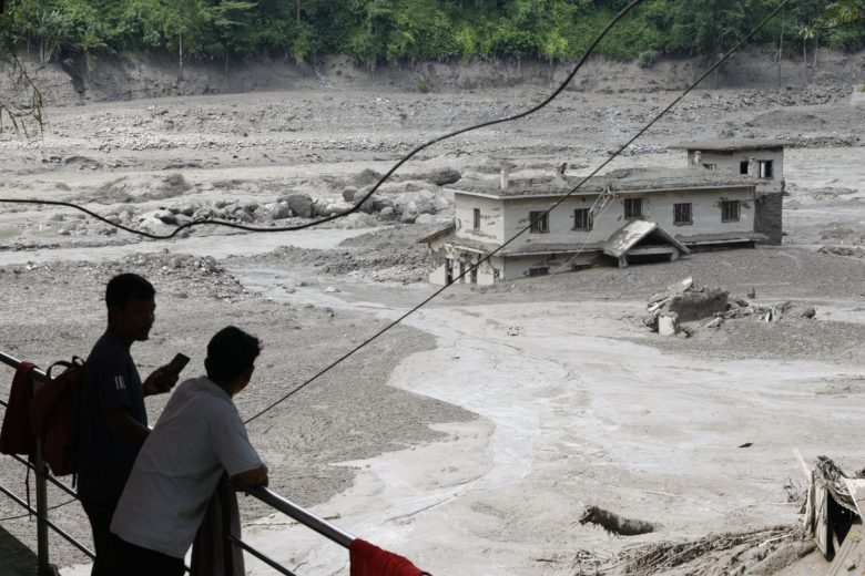 Riada en Nepal deja al menos 16 muertos y casi 400 peregrinos sin contacto