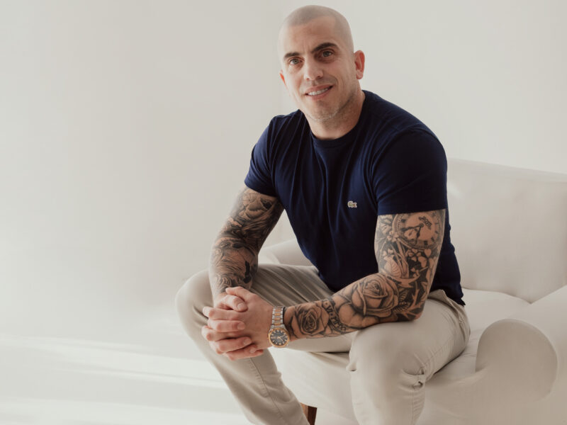 Emiliano Schenfelt, creador de contenido, muestra cómo reconocer las estafas que prometen dinero fácil