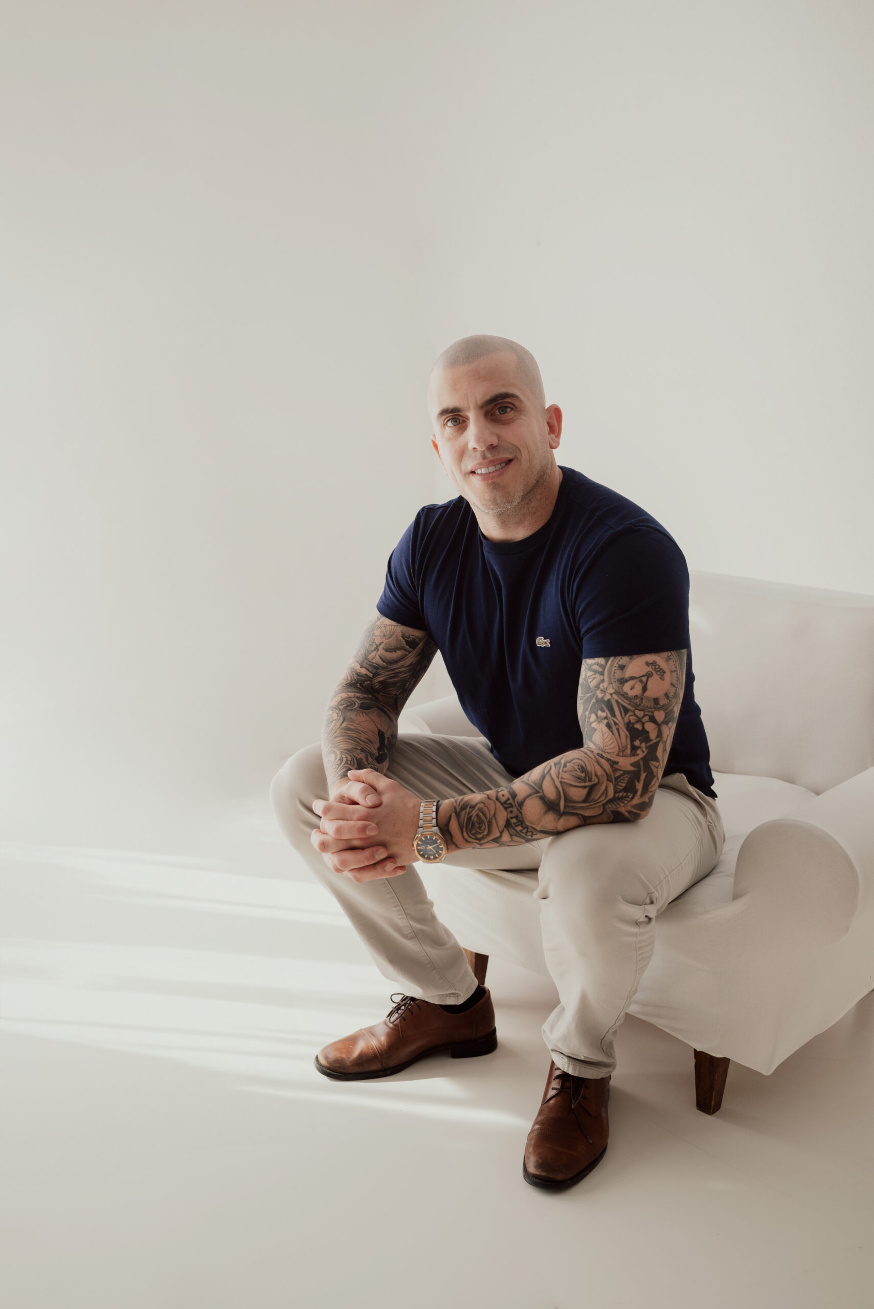 Emiliano Schenfelt, creador de contenido, muestra cómo reconocer las estafas que prometen dinero fácil