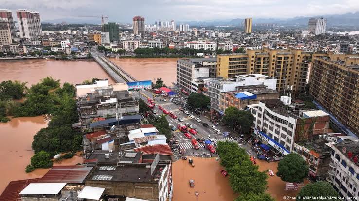 Inundaciones tras el tifón Saudel ponen a China en alerta máxima