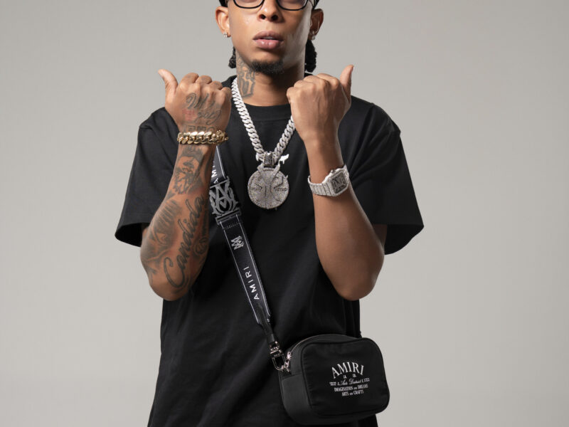 Yoan Retro celebra certificaciones de oro y platino por “Bailo Rocky”
