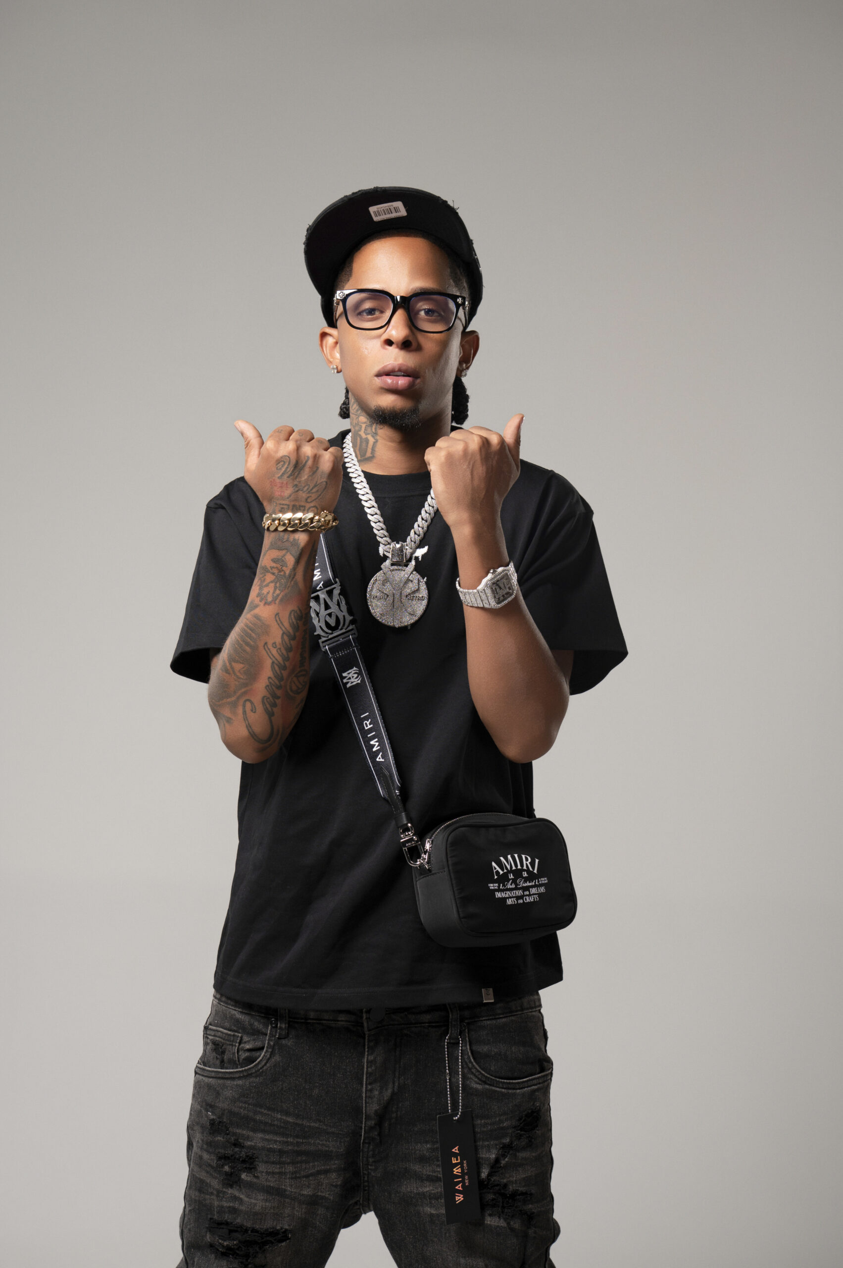 Yoan Retro celebra certificaciones de oro y platino por “Bailo Rocky”