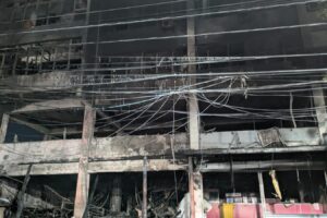 Incendio frente a la UASD deja familias sin hogar y causa daños a negocios