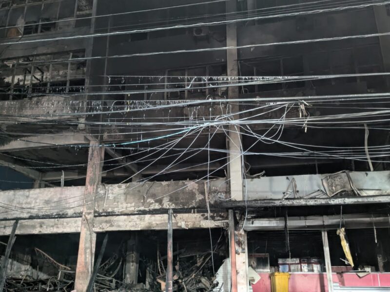 Incendio frente a la UASD deja familias sin hogar y causa daños a negocios