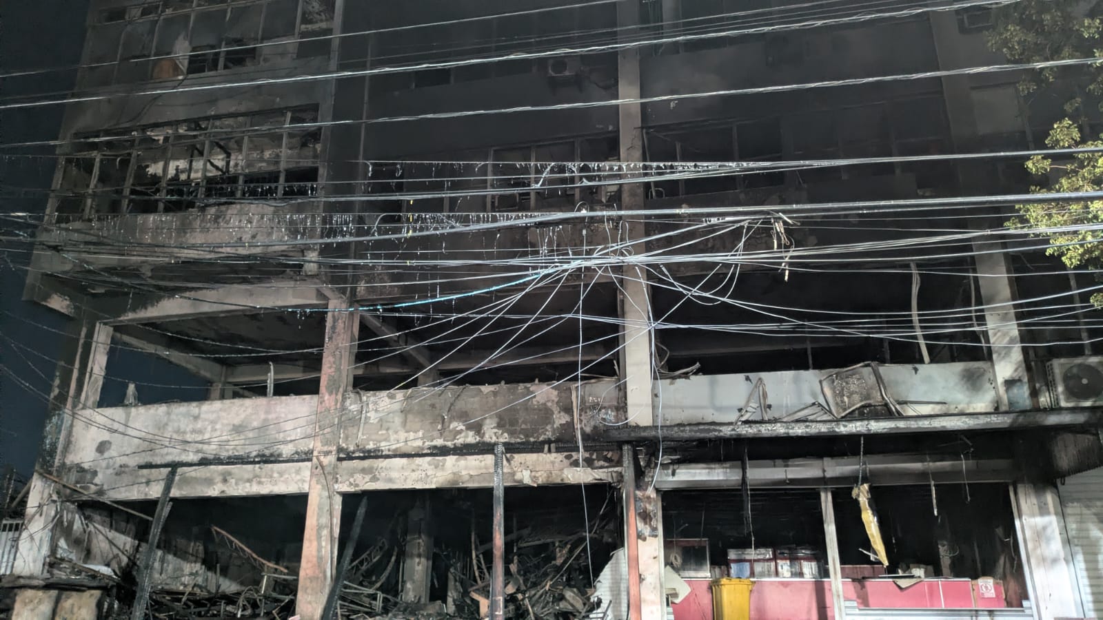Incendio frente a la UASD deja familias sin hogar y causa daños a negocios