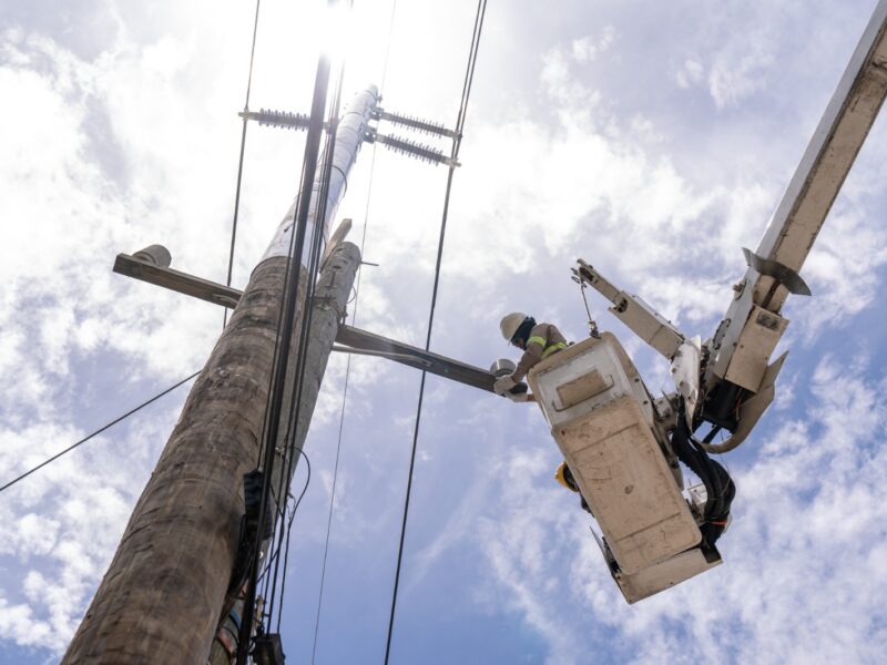 ETED continúa programa de fortalecimiento de seguridad y confiabilidad del sistema eléctrico con trabajos preventivos en líneas de transmisión de 69 kV esta semana