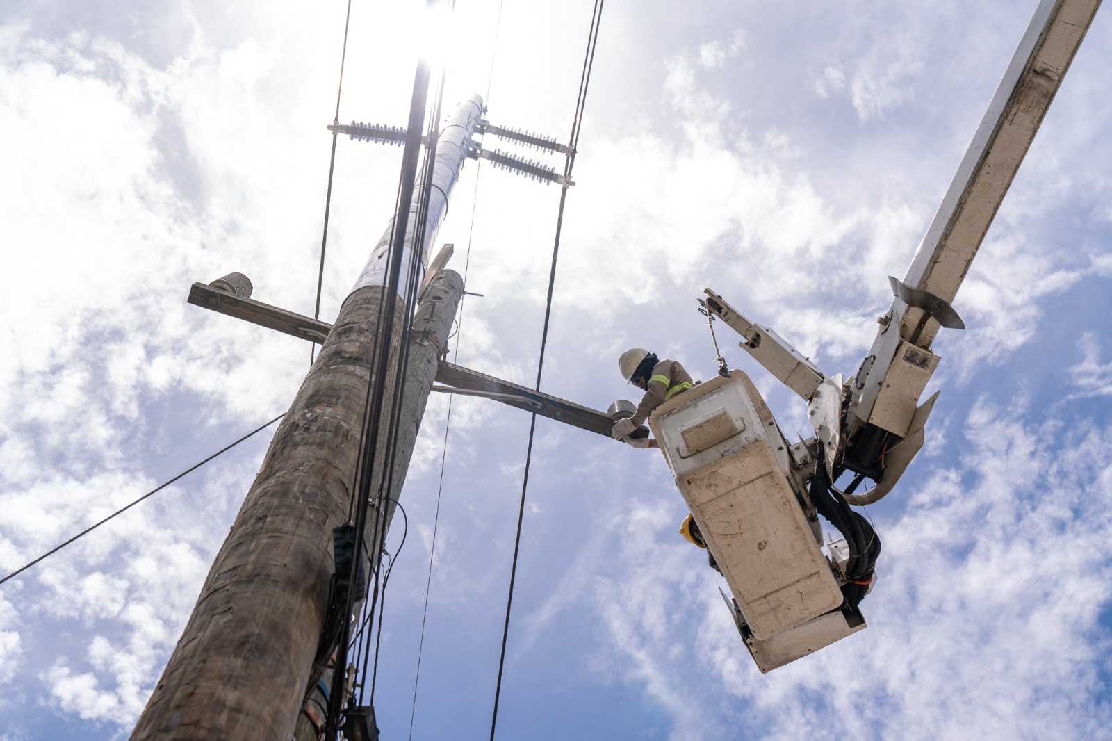 ETED continúa programa de fortalecimiento de seguridad y confiabilidad del sistema eléctrico con trabajos preventivos en líneas de transmisión de 69 kV esta semana