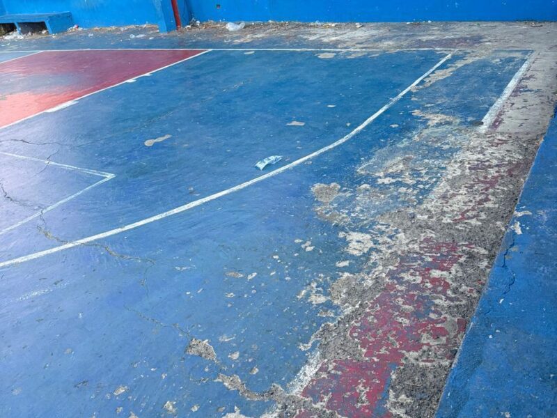 Piden al Ministerio de Deportes reacondicionar cancha del barrio 27 de Febrero