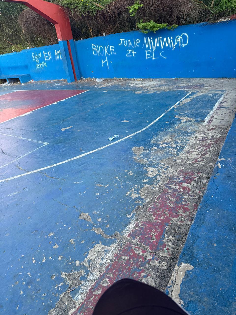 Piden al Ministerio de Deportes reacondicionar cancha del barrio 27 de Febrero
