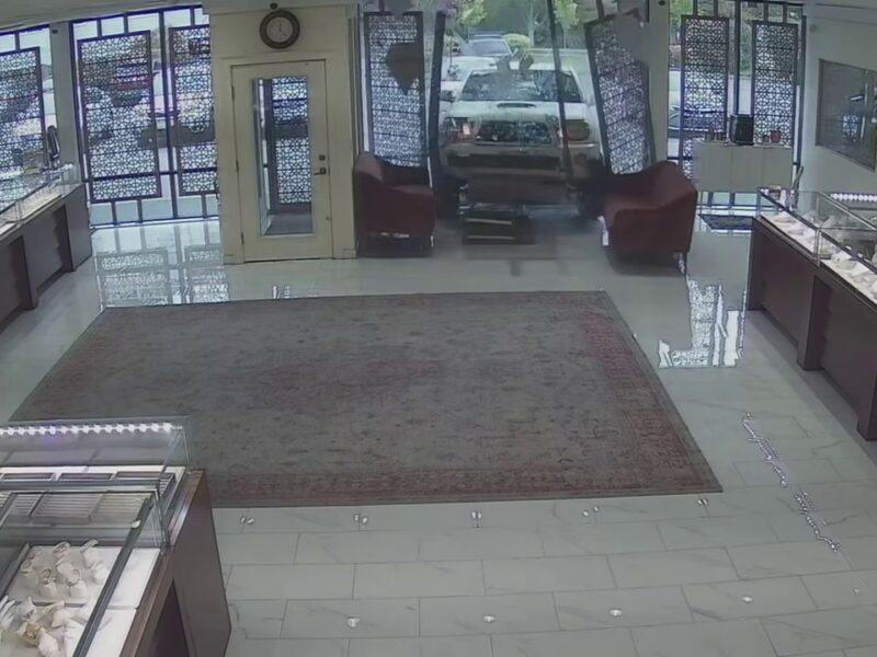 Ladrones embisten joyería con una camioneta y huyen tras disparos