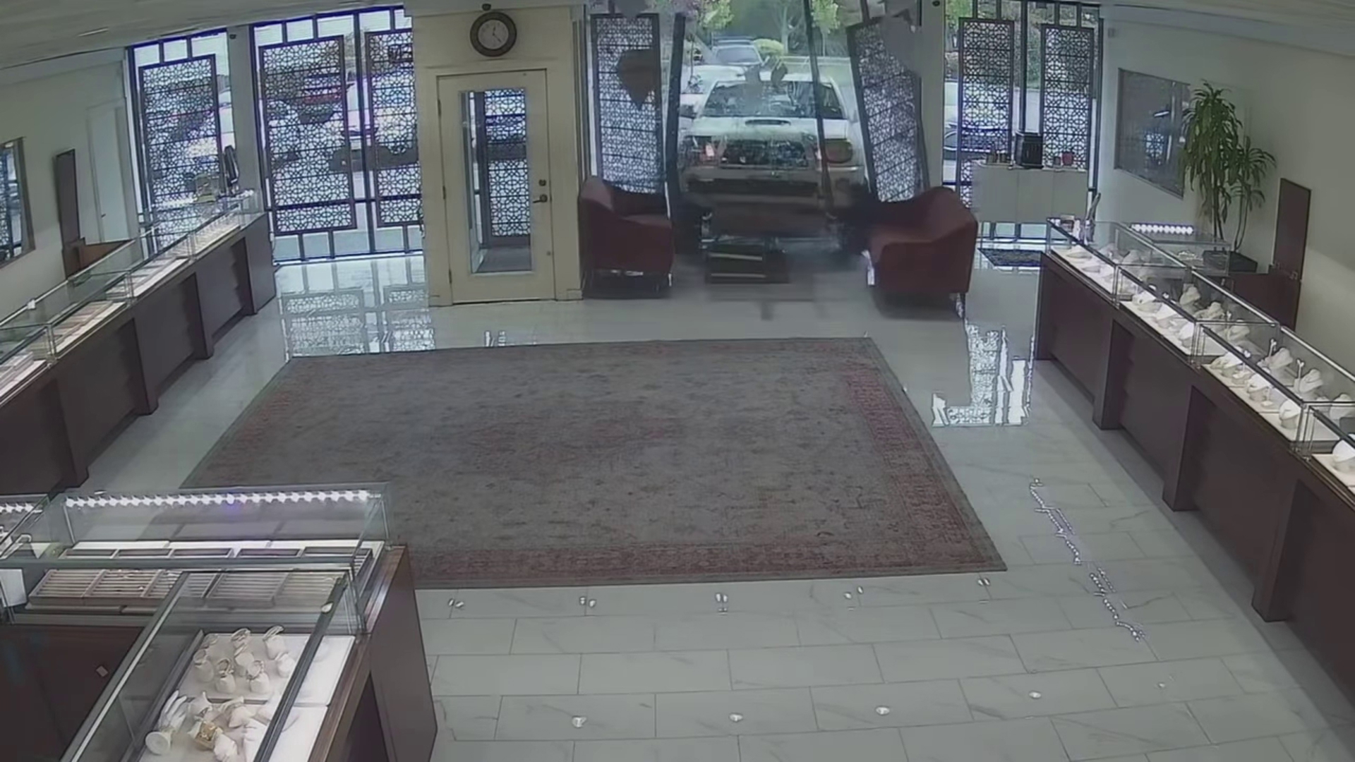 Ladrones embisten joyería con una camioneta y huyen tras disparos